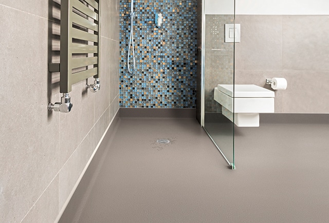 Grey bathroom with shiny tiles